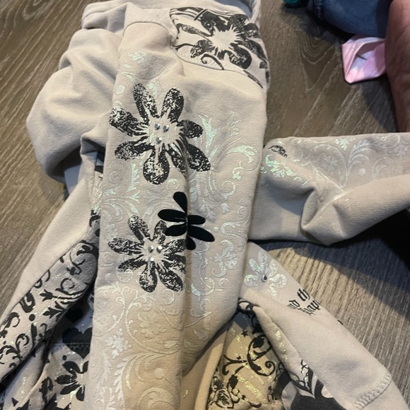 Excellent used condition disneyland sweater - Picture 3 of 5